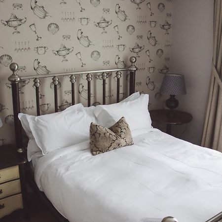 Longlands Inn & Cottages Carnforth Exterior foto A bedroom at the hotel