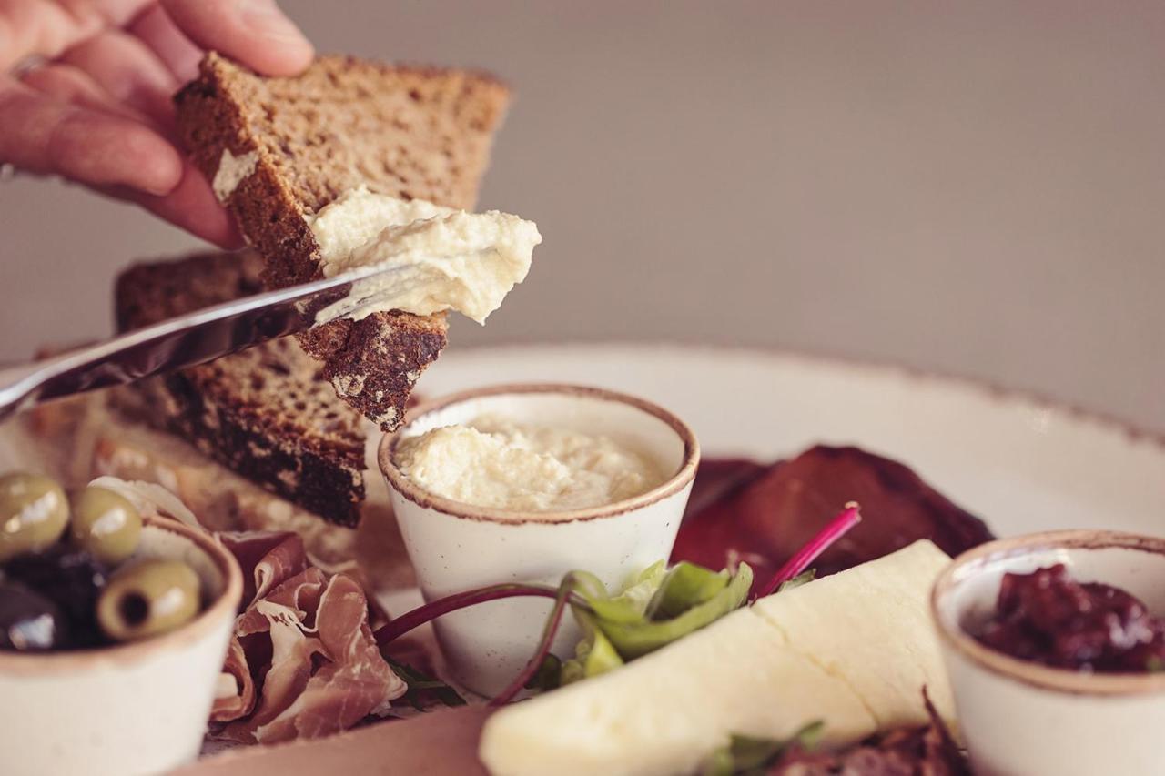 Longlands Inn & Cottages Carnforth Exterior foto A cheese board