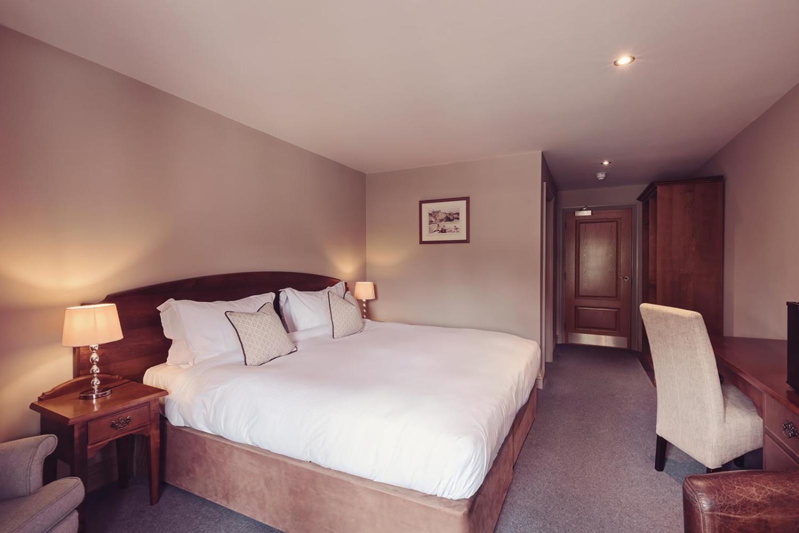 Longlands Inn & Cottages Carnforth Exterior foto A bedroom at the hotel