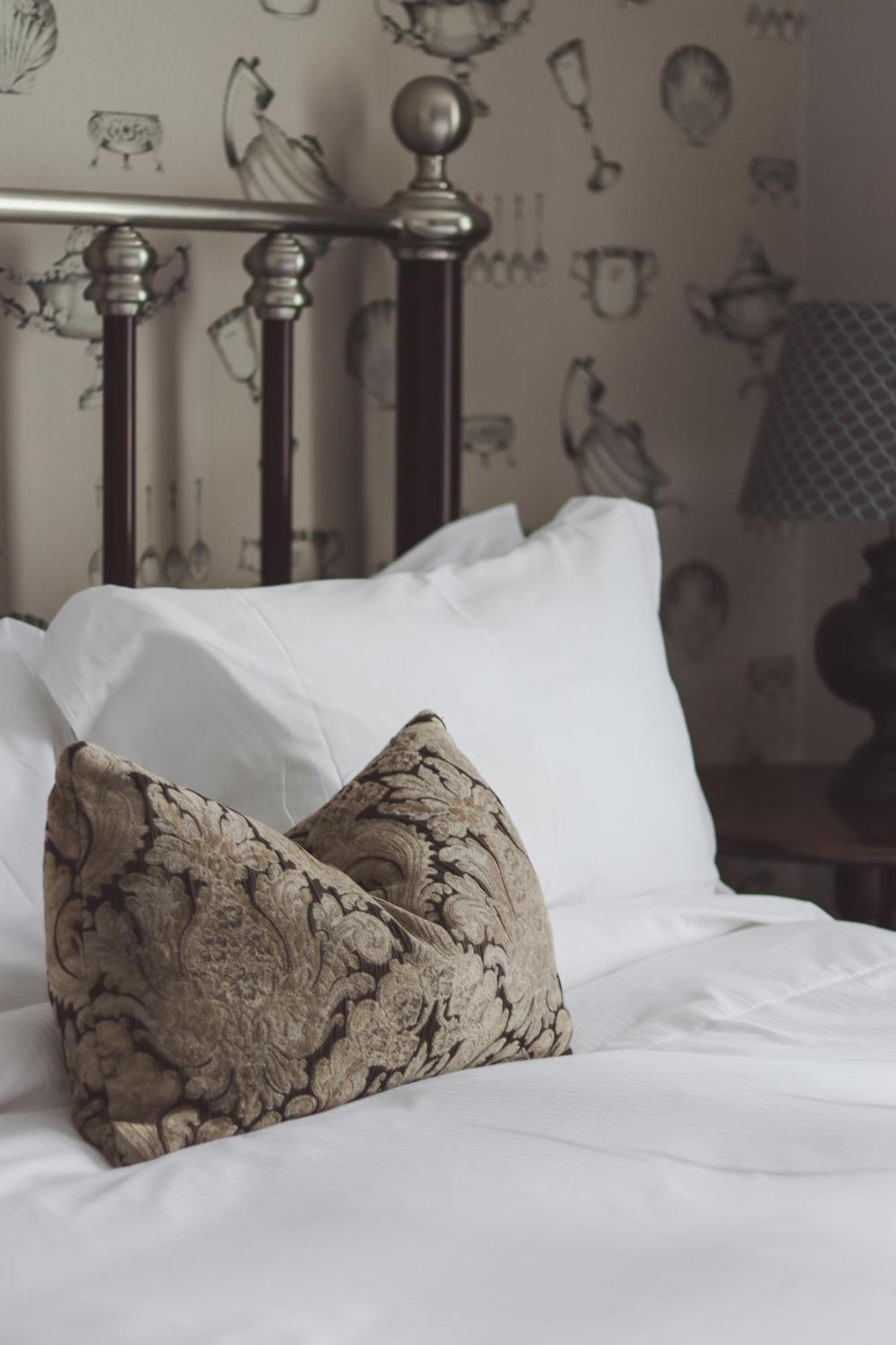 Longlands Inn & Cottages Carnforth Exterior foto A bed with pillows
