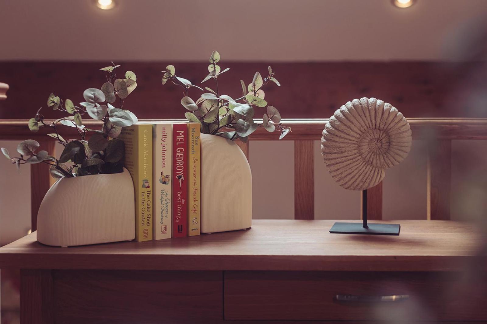 Longlands Inn & Cottages Carnforth Exterior foto A 3D rendering of a bookshelf