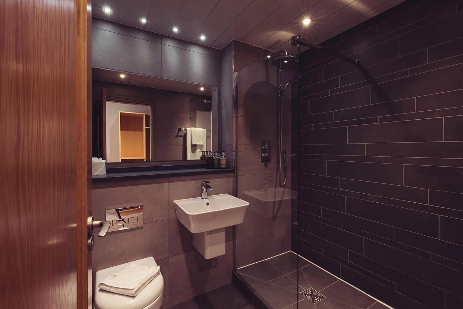 Longlands Inn & Cottages Carnforth Exterior foto A wet room