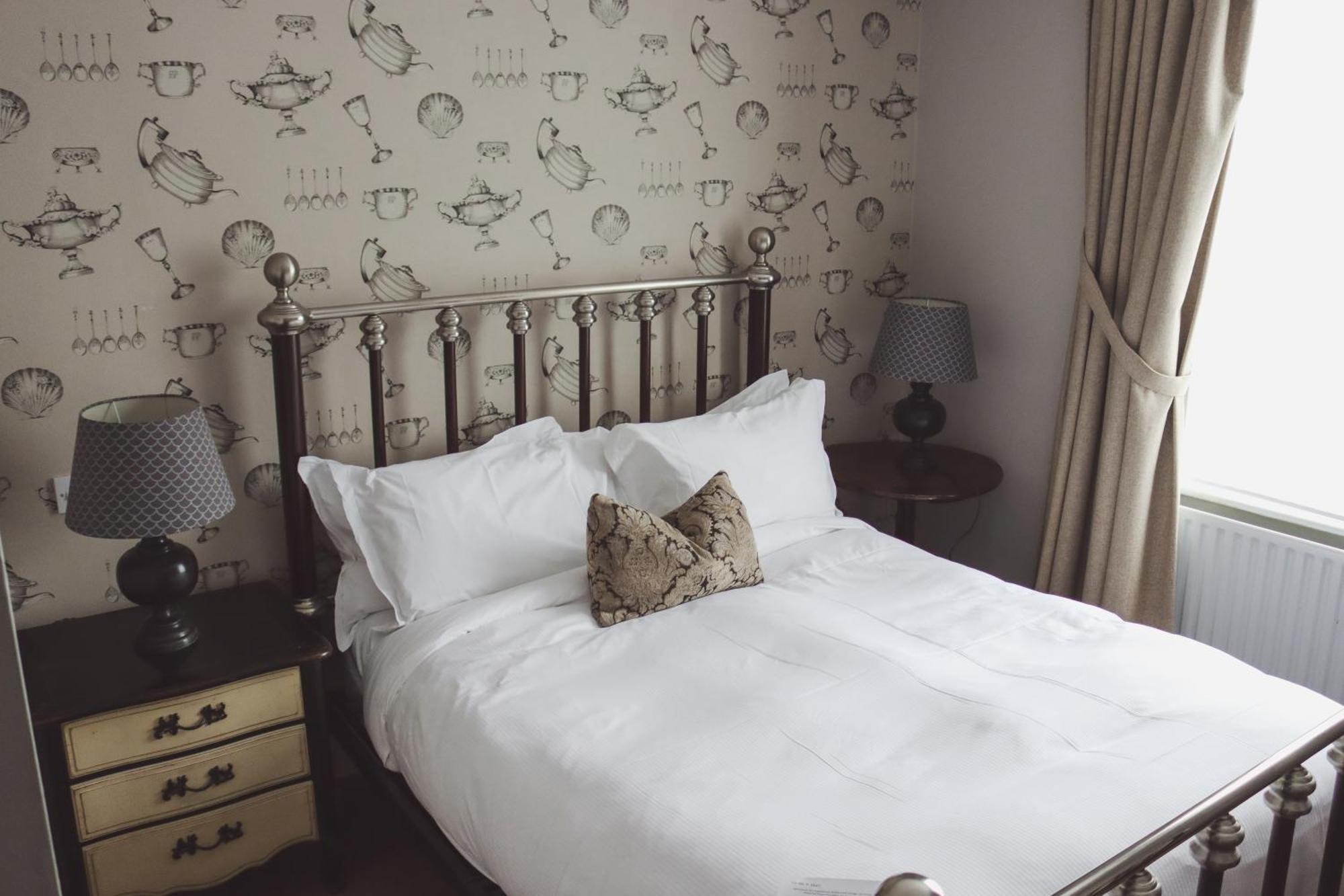 Longlands Inn & Cottages Carnforth Exterior foto A bedroom at the hotel
