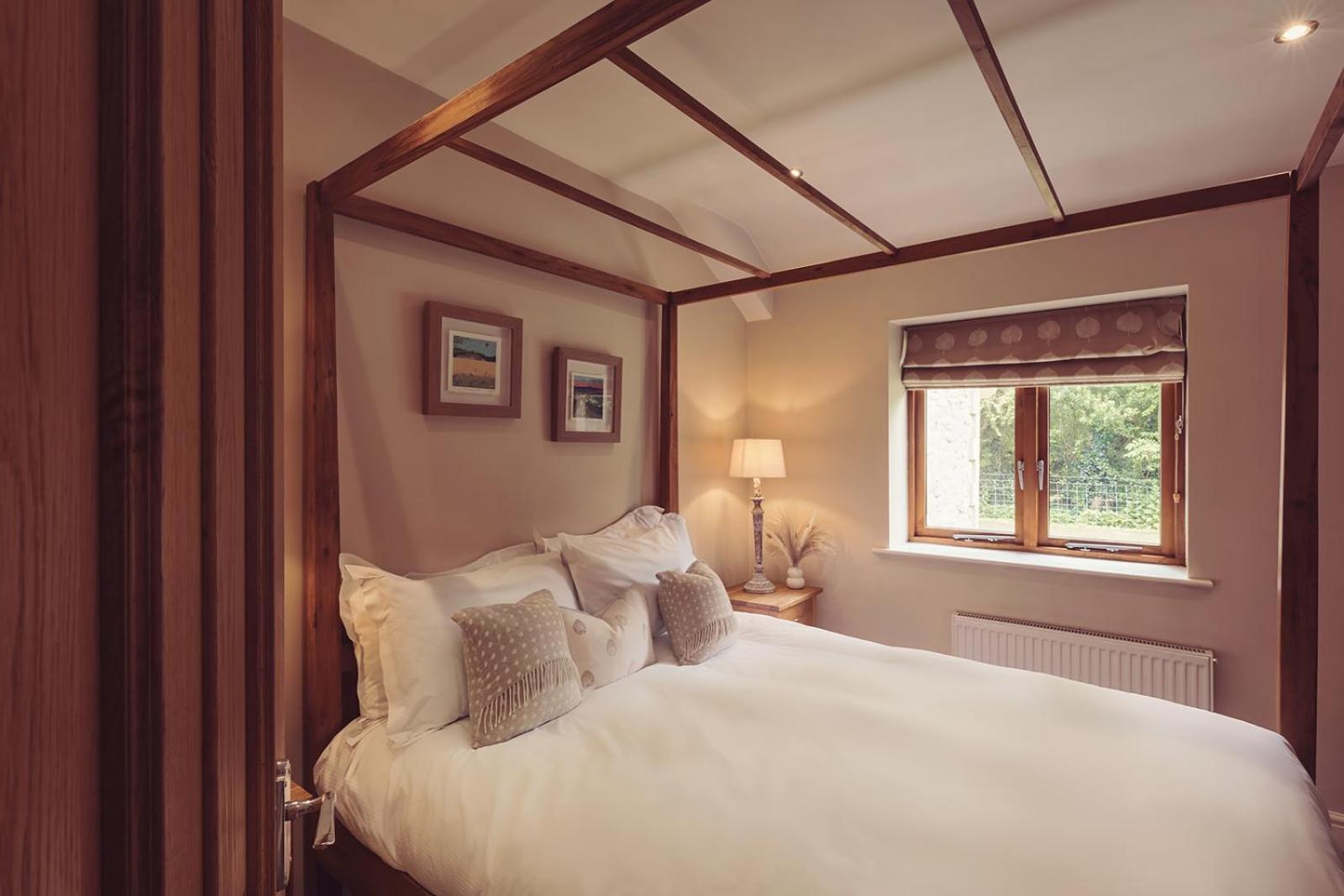 Longlands Inn & Cottages Carnforth Exterior foto A bedroom at the hotel