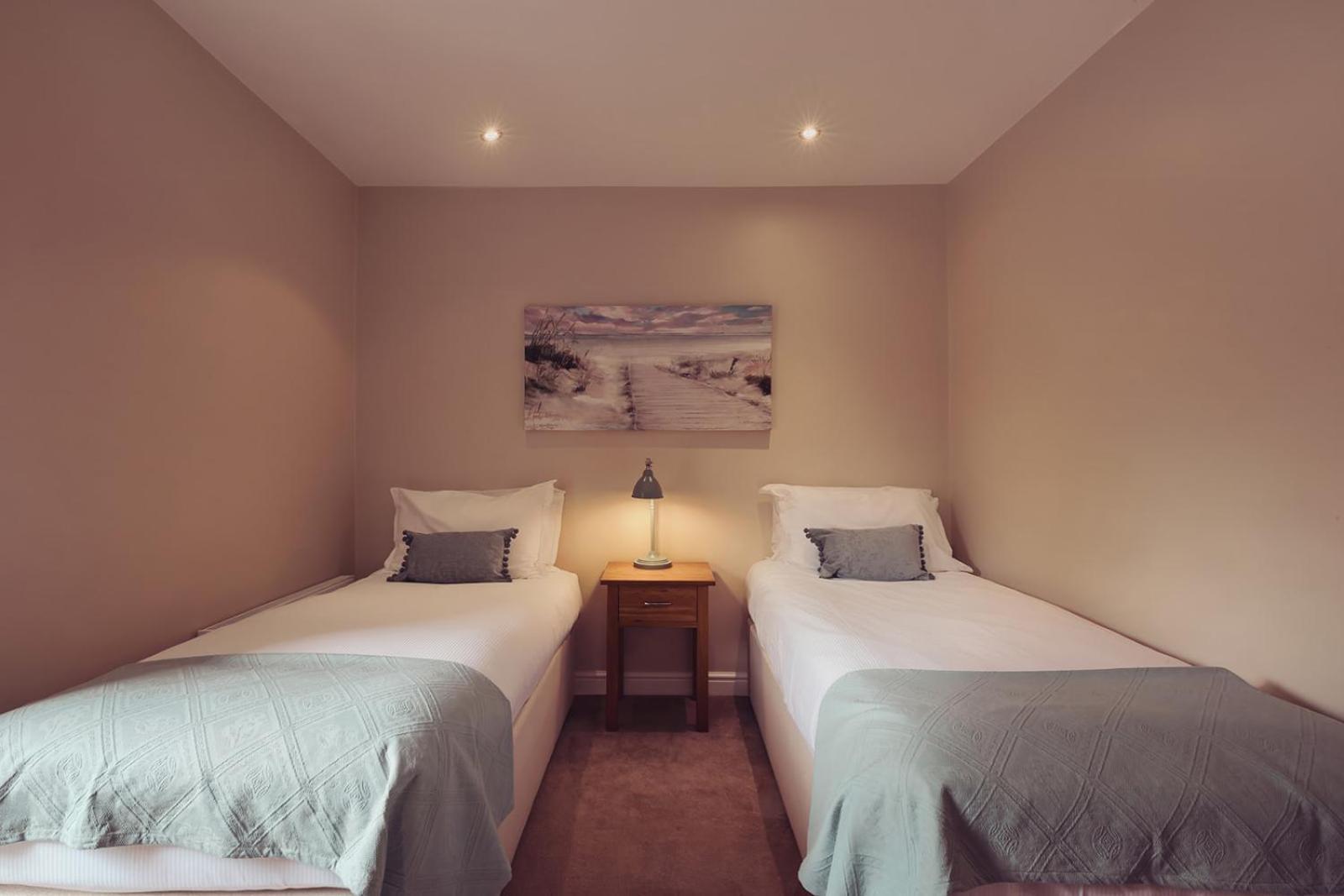 Longlands Inn & Cottages Carnforth Exterior foto A twin bedroom